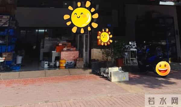 梁志辉喊话网友支持他爸妈 他的店里貌似就2个人 梁志辉说不会带货