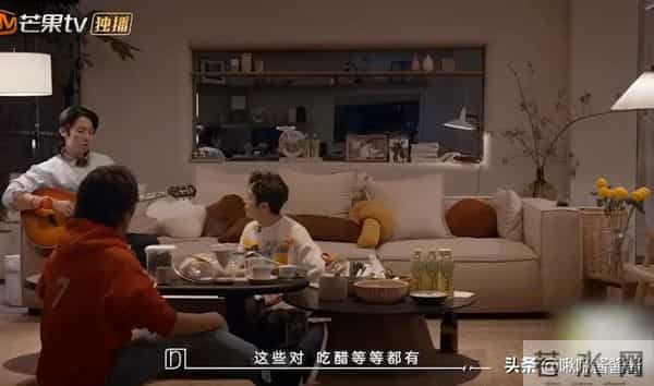 朱孝天现身机场，冲网友黑脸翻白眼，他一手扯烂了偶像圈的遮羞布