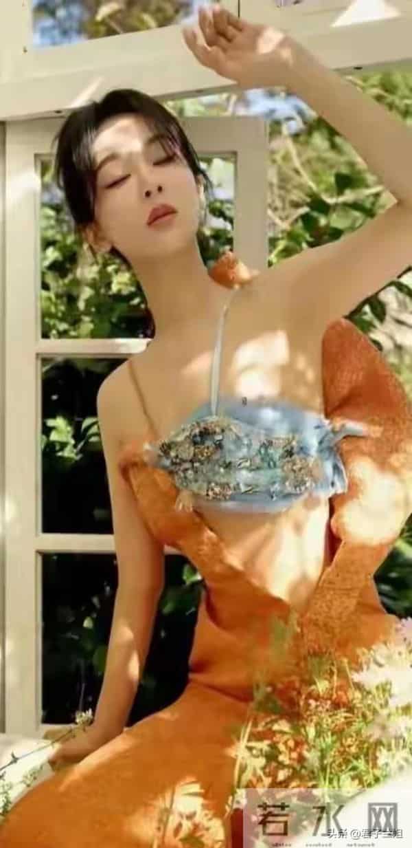 杨紫身材杨柳细腰!直角肩蜜腿腰、皮肤细嫩网友:哇塞美爆了