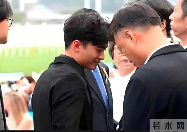 张柏芝儿子18岁马场亮相,西装造型秒变成熟男人!比谢霆锋还稳重