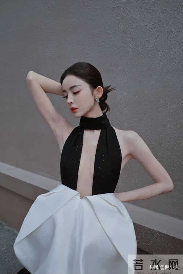 古力娜扎绝美造型，一袭露背黑裙，性感迷人