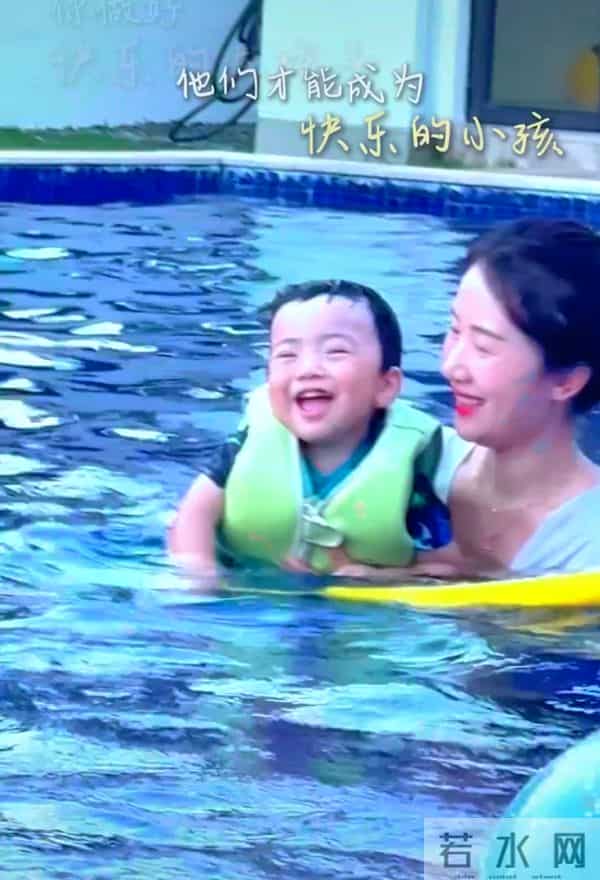 李念和两个儿子在自家豪宅泳池游泳,三胎儿子正脸曝光