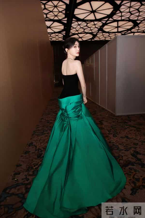 秦岚性感抹胸礼服,姿势太妖娆了