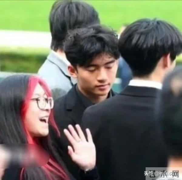 谢霆锋儿子Lucas现身马场，个子不高，肤色偏黑，侧颜像极了爸爸