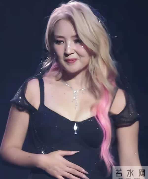 何洁开演唱会身形纤细，话筒朝向台下却异常安静，她脸上写满失望