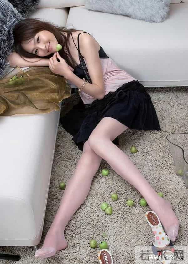 唐嫣90后穿搭 ‖美腿玉足,这笑容太治愈了