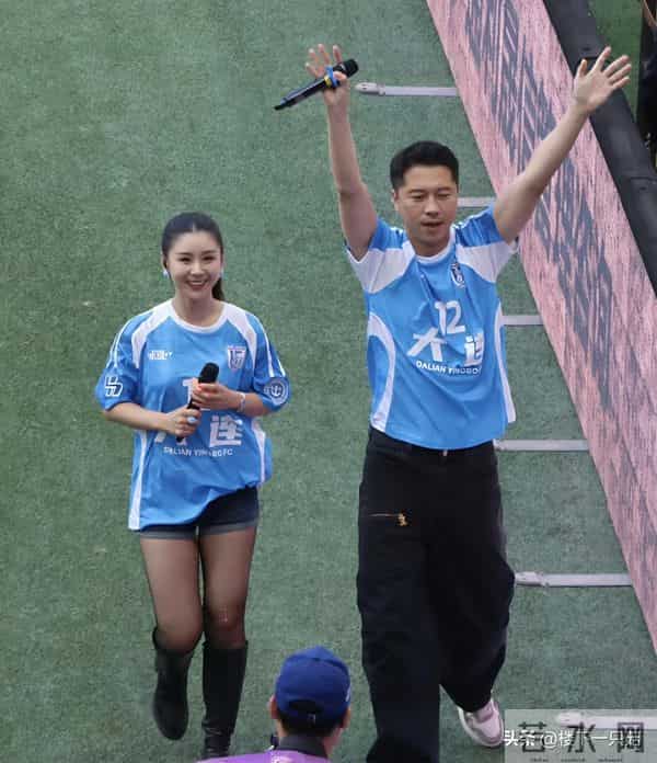 王雷四岁小儿子可爱像爸 大儿子肉嘟嘟像李小萌 一家四口共用一张脸