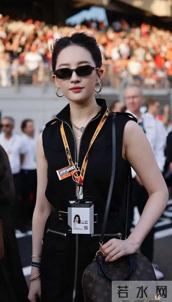 刘亦菲现身F1决赛,高马尾穿工装裙的她犹如美神降临!