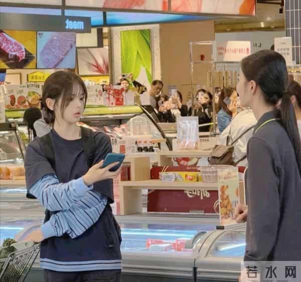 杨超越在珠海一家超市购物被偶遇，她脸好小，长得很瘦像个高中生