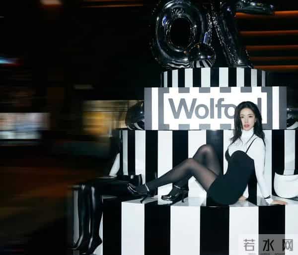 只有朱珠才能穿出这感觉｜黑白反差色系穿搭港风十足～