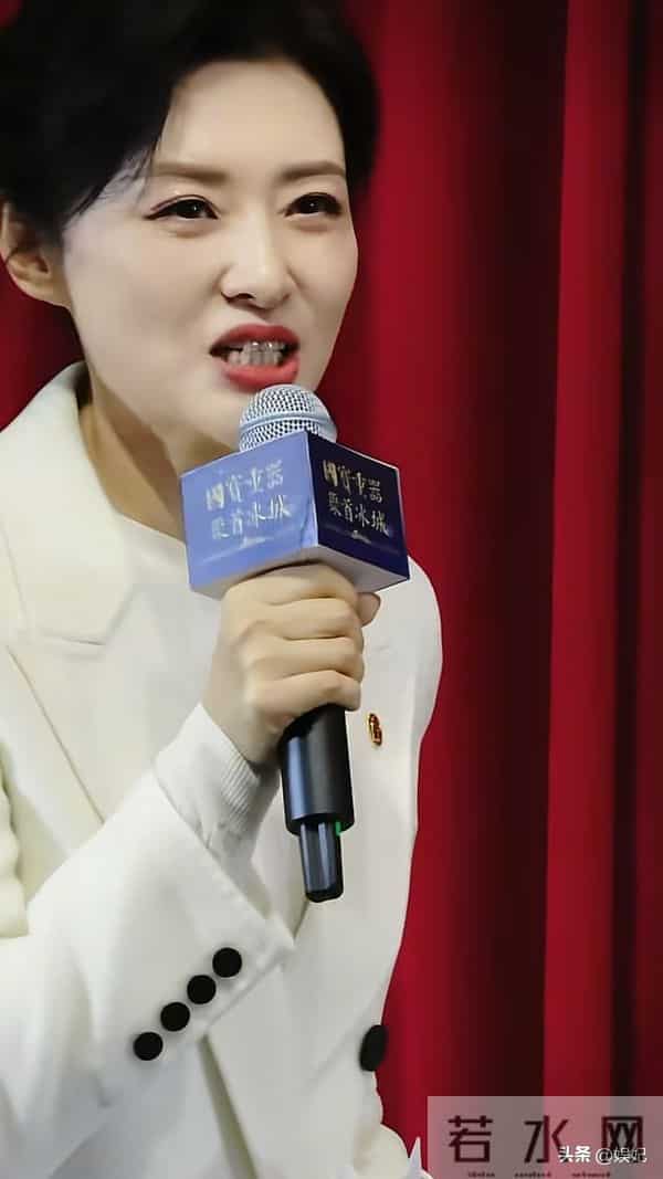 57岁周涛现身哈尔滨:白西装+阔腿裤,端庄大气,状态好得像35岁