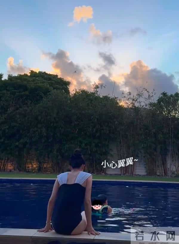 李念和两个儿子在自家豪宅泳池游泳,三胎儿子正脸曝光