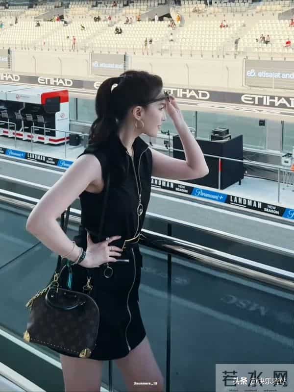 刘亦菲现身阿布扎比观看F1 高马尾短裙造型又美又飒 这状态无敌了