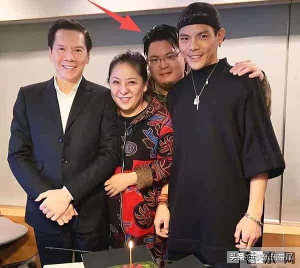 向佑现身广州理发，身材肥胖显油腻，状态松弛享受当下生活状态