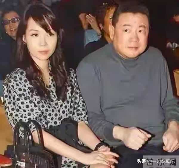 74岁刘銮雄罕露面！步履蹒跚有洁癖，年老后变慈祥，对甘比很依赖