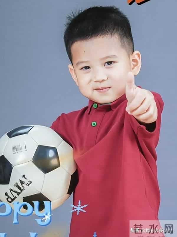 王雷小儿子4岁生日，李小萌露肩装女人味十足，弟弟比哥哥颜值高