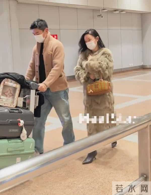 45岁霍思燕现身机场，貂皮配皮靴子老土显矮，杜江打扮的像个大爷