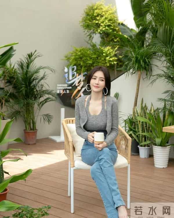 46岁秦岚也爱“赶时髦”，灰色打底衫+牛仔裤，配上短发真有气质