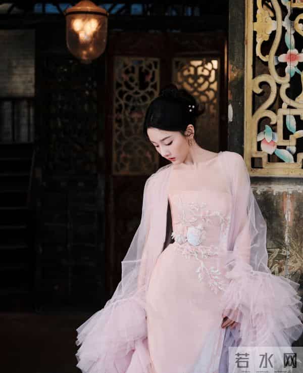 宋祖儿 薄纱抹胸裙