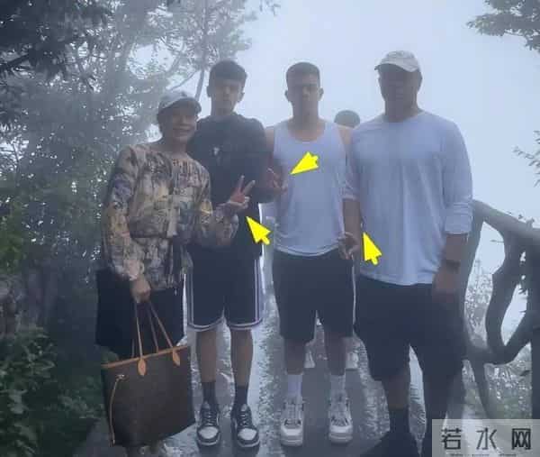 离开黄小茂后，她嫁给老外富豪，如今住瑞士豪宅，尽享天伦之乐