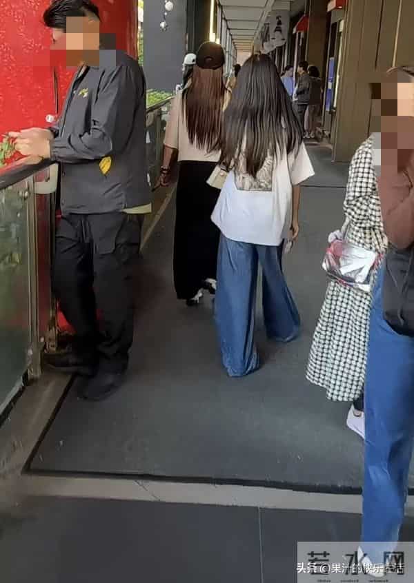 小菲回湾湾 带玥儿逛街吃松饼,玥儿小举动,透露她和筱梅真实关系