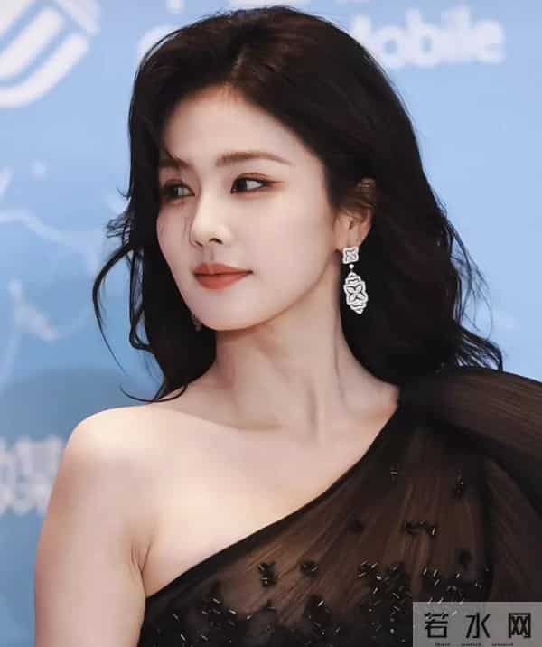 娱乐圈尖叫之夜,白鹿夹在两个女配中间输惨了!被嘲笑像保镖