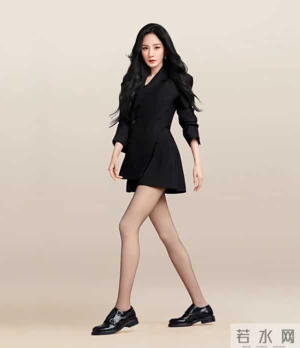 杨幂亮相小野和子,焦糖棕套装甜妹风格,光腿袜秀出优越美腿!