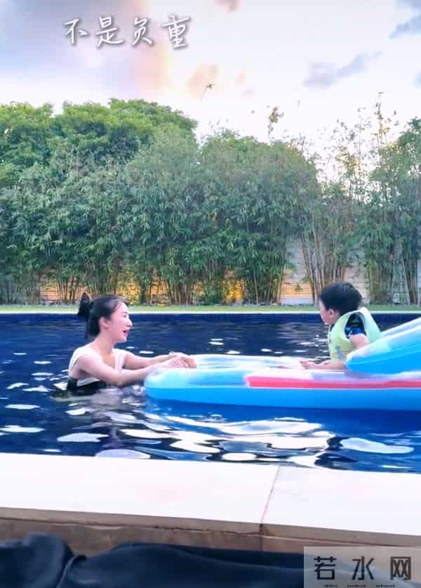 李念和两个儿子在自家豪宅泳池游泳,三胎儿子正脸曝光
