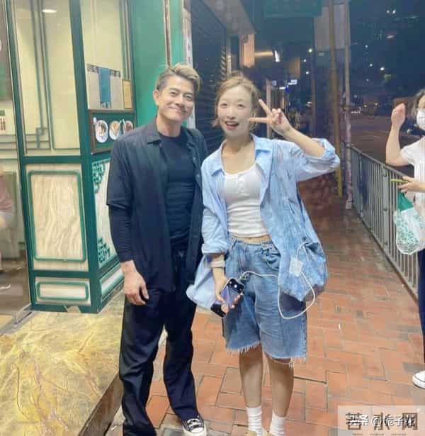 60岁郭富城在香港街头被偶遇,他身材精装,面带笑容,好平易近人