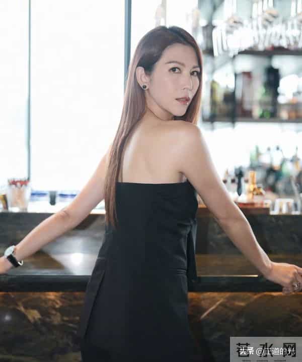 52岁蔡少芬排队买早饭 身高腿长 前凸后翘 难怪张晋对她生理性喜欢