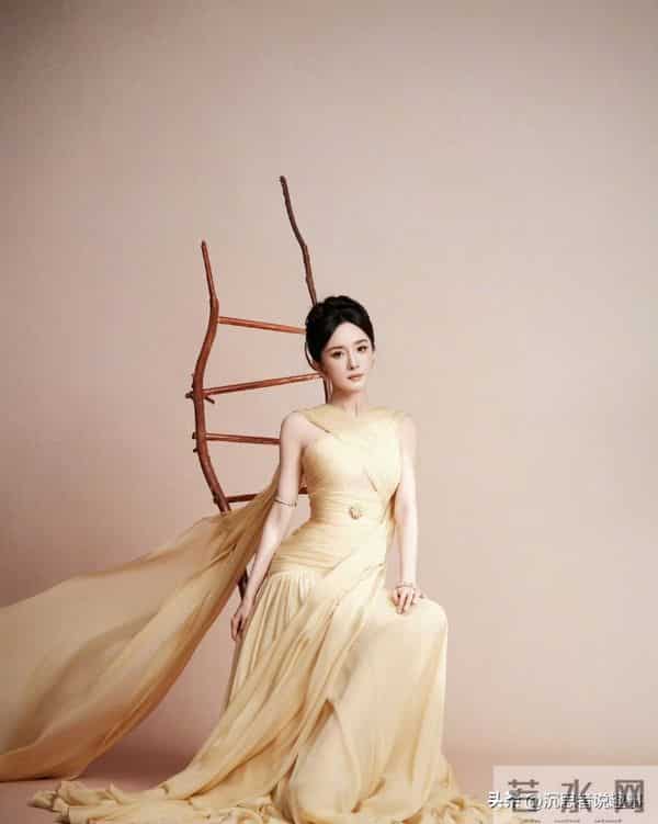 杨幂香槟金礼裙出镜,冷艳气质藏不住了