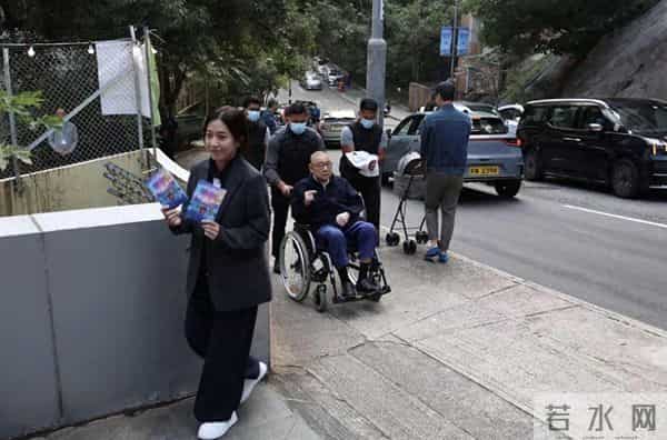 刘銮雄坐轮椅现身，和甘比十指紧扣很有夫妻相，保镖搀扶隔白毛巾