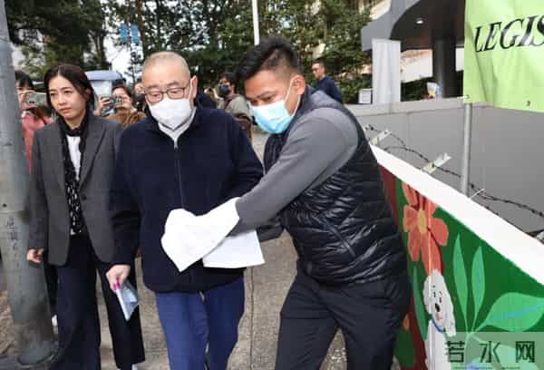 74岁刘銮雄与甘比罕见合体！女方气色佳保养得宜，搀扶男方显疲惫