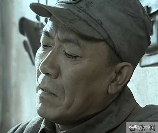 怪不得旅长训完李云龙后,还要陪笑送上一包烟,原来姜还是老的辣