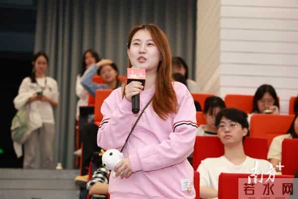 耗时6年拍摄,以“喜洋洋”“乐融融”原型为主角的纪录电影《中华白海豚》广州首映