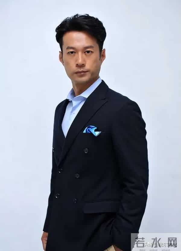 冲着男主任嘉伦去看的《风与潮》，却被53岁跨界男二号给惊艳了！