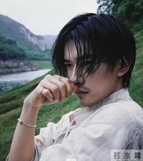 易烊千玺向剧组道歉，中止进组安排，强行让自己休息！令人心疼！