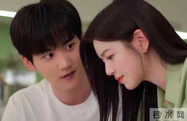 18岁男主疯狂爱上29岁离异女主,他醉酒跑到女主家中强吻女主