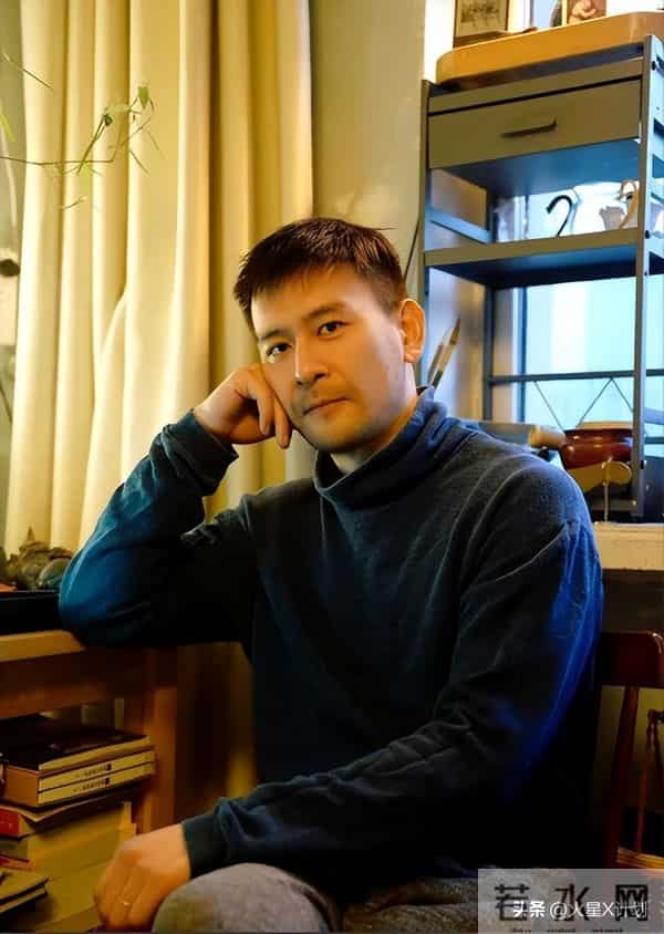 长得帅气耐看，演了53部戏也没红，今43岁演《大生意人》终于红了