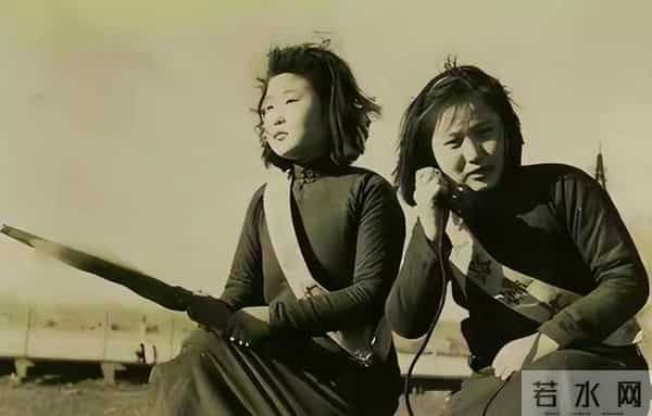 妻子被日军折磨致死，他活捉日本军官后，当着他的面以牙还牙