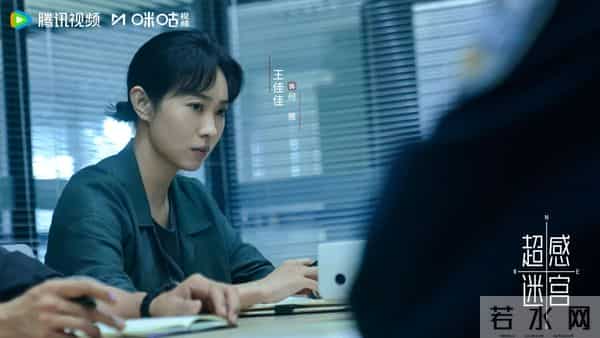 《风与潮》和《超感迷宫》各看4集,一部已弃剧,一部看上瘾