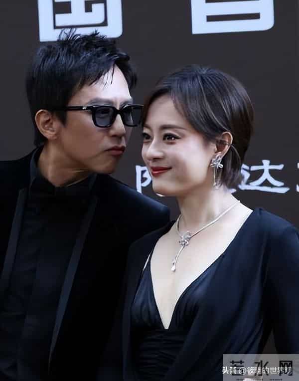 三亚红毯上有趣一幕,章子怡和导演交谈眉开眼笑,孙俪站边成陪衬