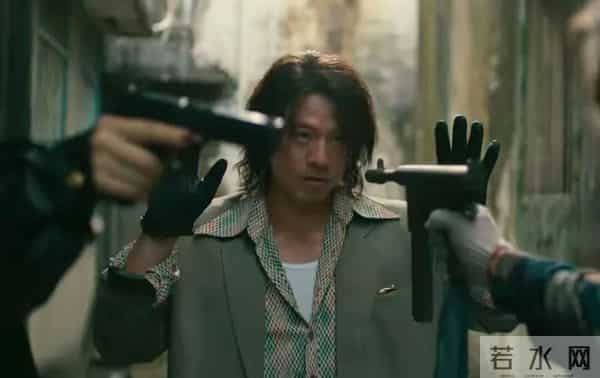 《运钞大劫案》,有头发的包贝尔又来了,这次角色更丰富。