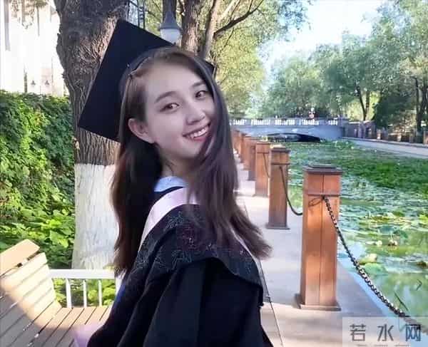 刘诗诗也不会想到,曾在她身边演丫鬟的女孩,在另一个赛道成顶流