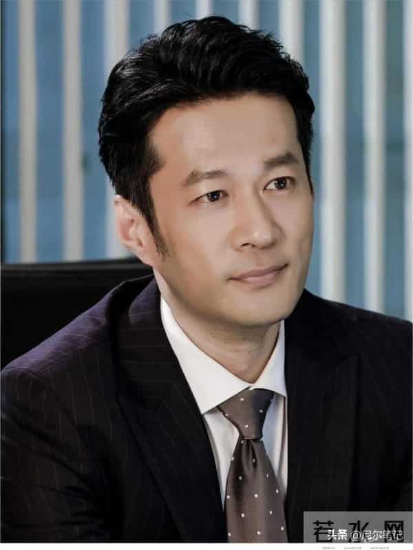 冲着男主任嘉伦去看的《风与潮》，却被53岁跨界男二号给惊艳了！