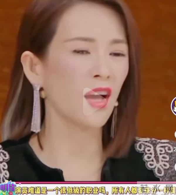 章子怡出席国际电影首映咖位大，紧挨卡梅隆，配音感言却翻车！