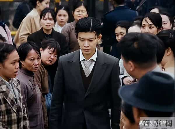 冲着男主任嘉伦去看的《风与潮》，却被53岁跨界男二号给惊艳了！