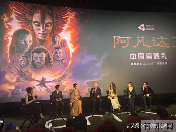 三亚红毯上有趣一幕,章子怡和导演交谈眉开眼笑,孙俪站边成陪衬