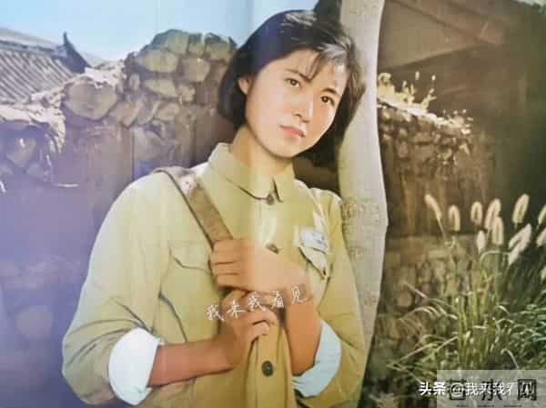 穿军装的倪萍和宋春丽，这部电影里还有王晓棠的先生言小朋