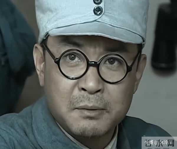 怪不得旅长训完李云龙后,还要陪笑送上一包烟,原来姜还是老的辣